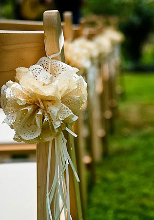 свадебный декор из ажурных бумажных салфеток, декор стульев
