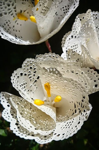 свадебный декор из ажурных бумажных салфеток, бумажные цветы