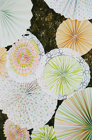 свадебный декор из ажурных бумажных салфеток, бумажные веера