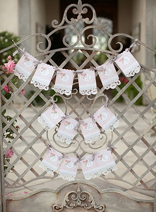 свадебный декор из ажурных бумажных салфеток, план рассадки гостей