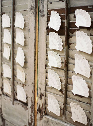 свадебный декор из ажурных бумажных салфеток, план рассадки гостей