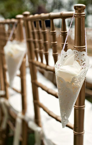 свадебный декор из ажурных бумажных салфеток, декор церемонии, кульки с цветами