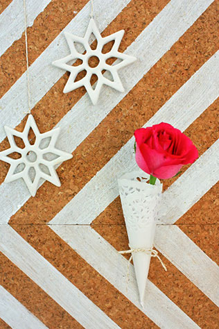 свадебный декор из ажурных бумажных салфеток, кульки с цветами