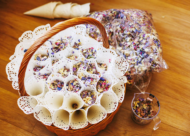 свадебный декор из ажурных бумажных салфеток, кульки для лепестков