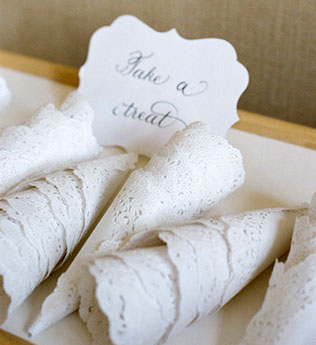 свадебный декор из ажурных бумажных салфеток, кульки для лепестков