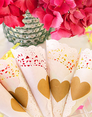 свадебный декор из ажурных бумажных салфеток, кульки для лепестков