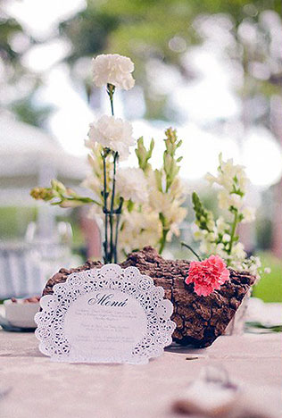 свадебный декор из ажурных бумажных салфеток, декор стола