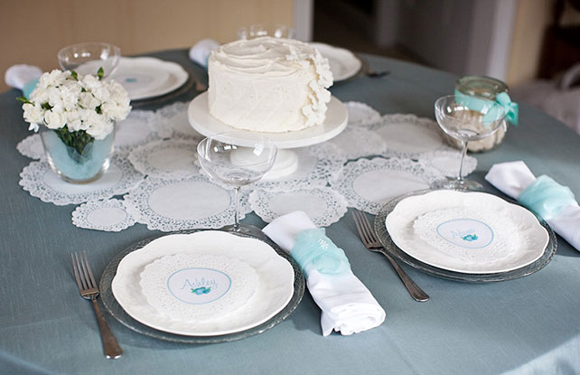 свадебный декор из ажурных бумажных салфеток, бумажный раннер