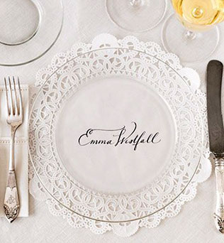 свадебный декор из ажурных бумажных салфеток, декор стола