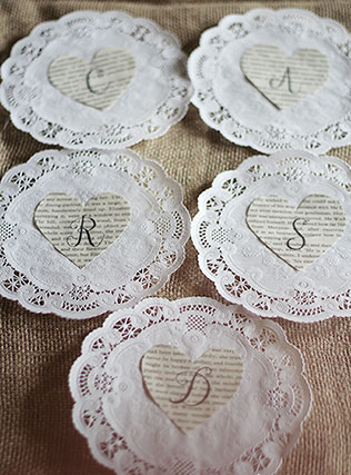 свадебный декор из ажурных бумажных салфеток, декор стола