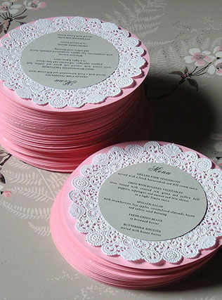 свадебный декор из ажурных бумажных салфеток, декор стола