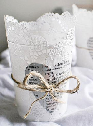 свадебный декор из ажурных бумажных салфеток, декор стола