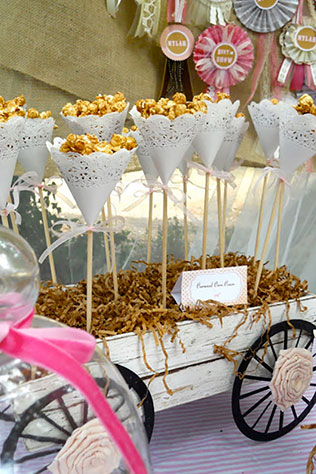 свадебный декор из ажурных бумажных салфеток, декор сладкого стола