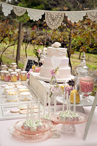 свадебный декор ажурных бумажных салфеток, декор сладкого стола