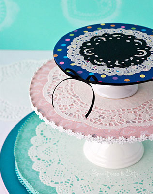 свадебный декор из ажурных бумажных салфеток, декор сладкого стола