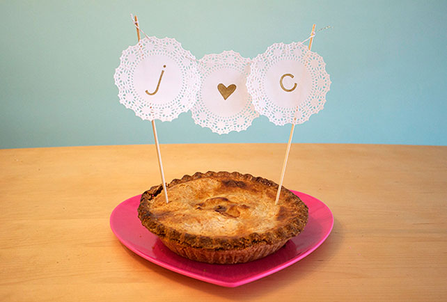 свадебный декор из ажурных бумажных салфеток, кейк топпер