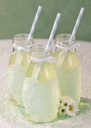 свадебный декор из ажурных бумажных салфеток, декор напитков