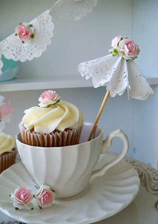 свадебный декор из ажурных бумажных салфеток, декор сладкого стола