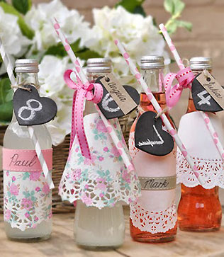 свадебный декор из ажурных бумажных салфеток, декор напитков