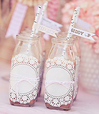 свадебный декор из ажурных бумажных салфеток, декор напитков