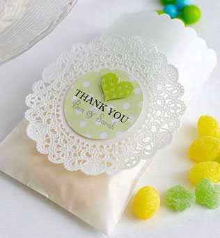 свадебный декор из ажурных бумажных салфеток, бонбоньерки