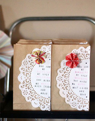 свадебный декор из ажурных бумажных салфеток, бонбоньерки