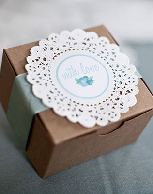 свадебный декор из ажурных бумажных салфеток, бонбоньерки