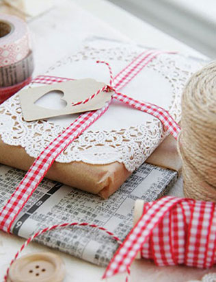 свадебный декор из ажурных бумажных салфеток, бонбоньерки