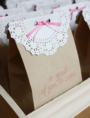 свадебный декор из ажурных бумажных салфеток, бонбоньерки