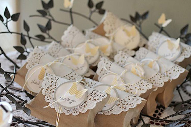 свадебный декор из ажурных бумажных салфеток, бонбоньерки