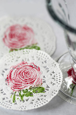 свадебный декор из ажурных бумажных салфеток, бонбоньерки подставки под стакан