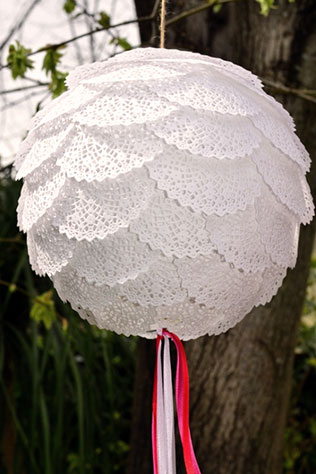 свадебный декор из ажурных бумажных салфеток, свадебная пиньята