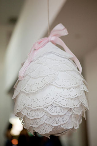 свадебный декор из ажурных бумажных салфеток, свадебная пиньята