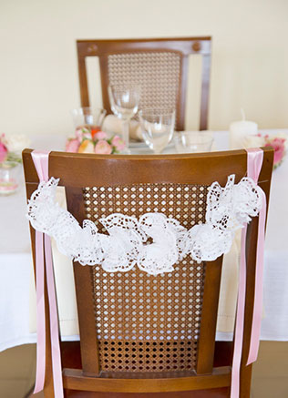 свадебный декор из ажурных бумажных салфеток, декор стульев