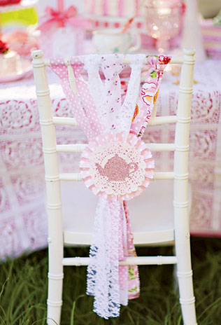 свадебный декор из ажурных бумажных салфеток, декор стульев