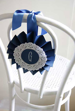 свадебный декор из ажурных бумажных салфеток, декор стульев