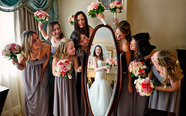 фото невесты и подружек в зеркале