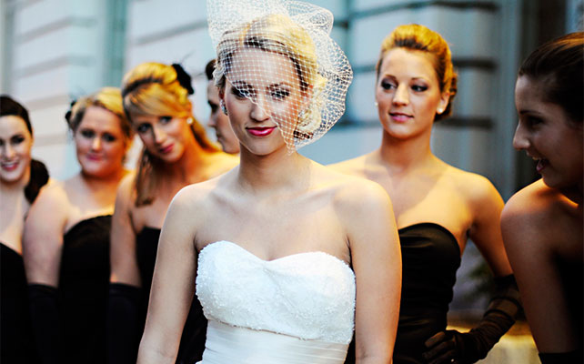 фото невесты на фоне подружек