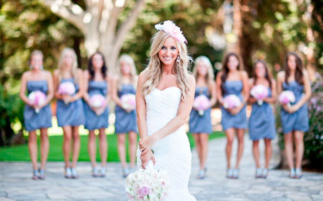 фото невесты на фоне подружек