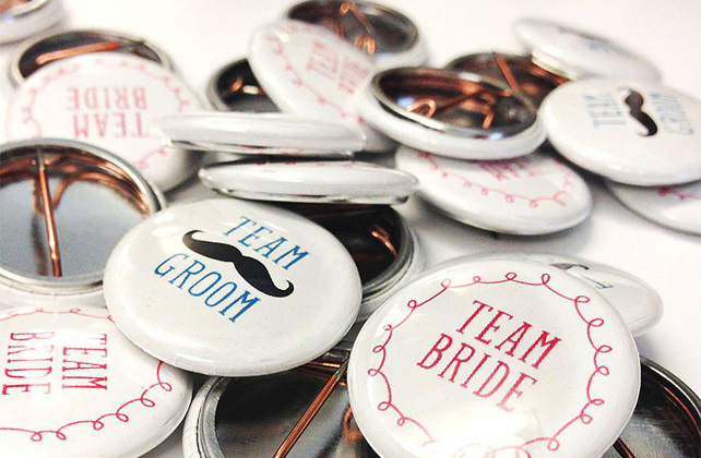 чем занять гостей перед церемонией, значки для гостей на свадьбе