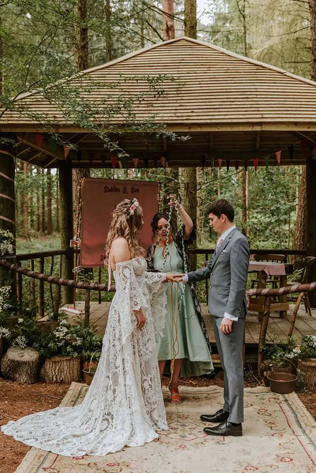 10 уникальных свадебных традиций, которые смогут поразить даже гостей 