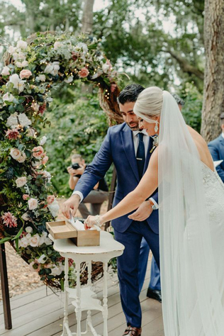 10 уникальных свадебных традиций, которые смогут поразить даже гостей 