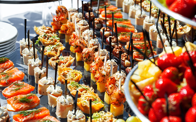 идеи для летнего свадебного меню, канапе для свадебного банкета, фуршета