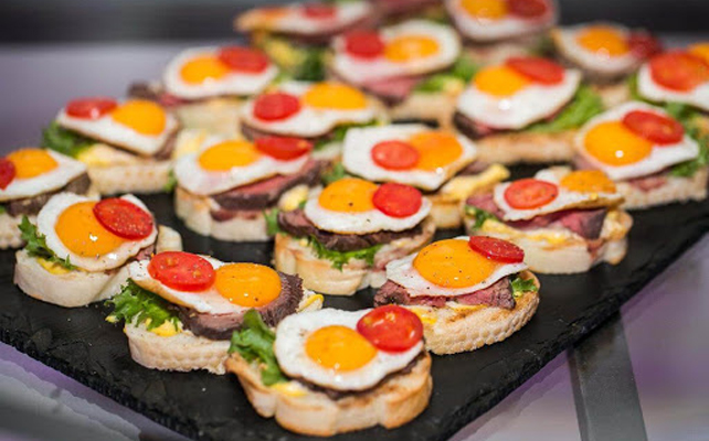 идеи для летнего свадебного меню, канапе для свадебного банкета, фуршета