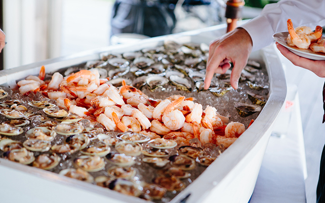 идеи для летнего свадебного меню, морепродукты для свадебного банкета, фуршета