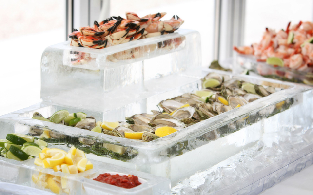 идеи для летнего свадебного меню, ледяные скульптуры на свадебном банкете, фуршете