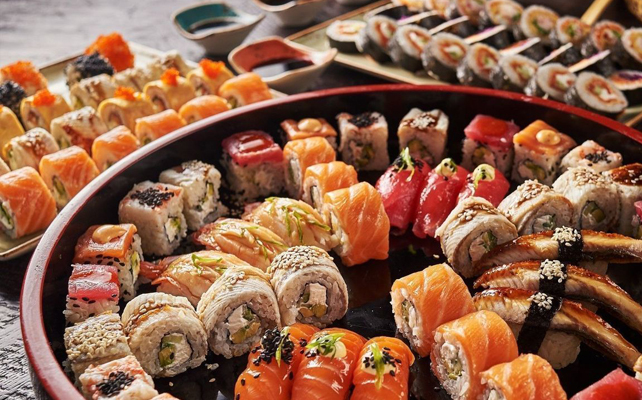 идеи для летнего свадебного меню, суши и роллы для свадебного банкета, фуршета