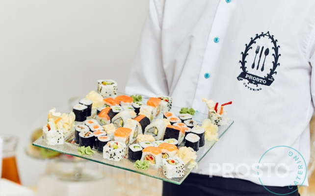 идеи для летнего свадебного меню, суши и роллы для свадебного банкета, фуршета