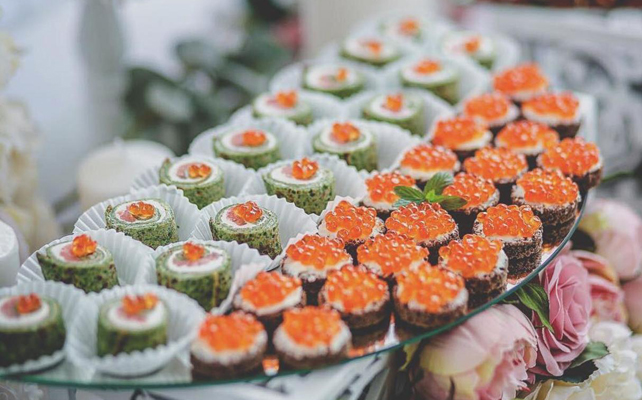 идеи для летнего свадебного меню, суши и роллы для свадебного банкета, фуршета