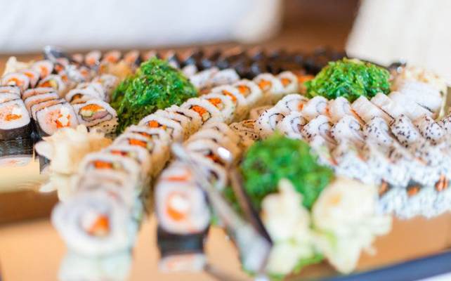 идеи для летнего свадебного меню, суши и роллы для свадебного банкета, фуршета
